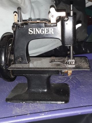 Vintage Childs Hand Crank Singer Sewing Machine Toy 11