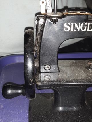 Vintage Childs Hand Crank Singer Sewing Machine Toy 3