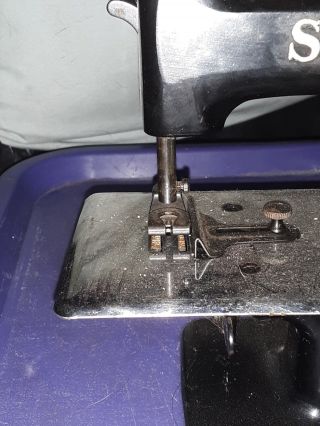 Vintage Childs Hand Crank Singer Sewing Machine Toy 5