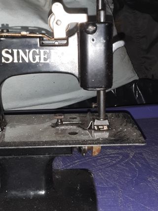 Vintage Childs Hand Crank Singer Sewing Machine Toy 6