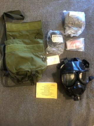 Us Military M - 40 Gas Mask W/ Carrier And Accessories,  Size M/l