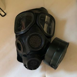 Us Military M - 40 Gas Mask W/ Carrier,  Size M/l Great Shape