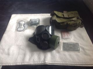 Us Military M - 40 Gas Mask W/ Carrier And Accessories,  Size M/l