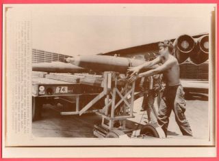 1973 Usaf Loading Bombs On B - 52 At Utapao Airbase Thailand Orig.  News Wirephoto