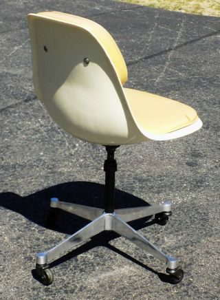 Vintage 60 ' s Charles Eames Herman Miller PSCC - 4 Fiberglass Shell Chair 2