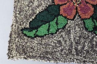 RARE FOLK ART 19TH C WOOL HOOKED RUG WITH A BOLD FLORAL DESIGN AND GREAT COLORS 3