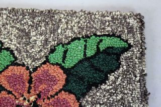 RARE FOLK ART 19TH C WOOL HOOKED RUG WITH A BOLD FLORAL DESIGN AND GREAT COLORS 5