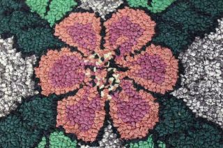 RARE FOLK ART 19TH C WOOL HOOKED RUG WITH A BOLD FLORAL DESIGN AND GREAT COLORS 7