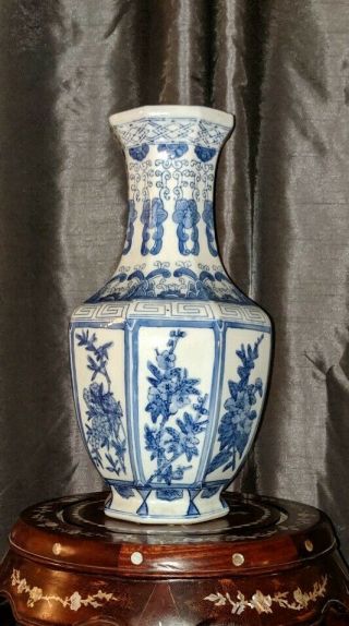 Antique/Vintage Hand Painted Blue And White Chinese Vase 4