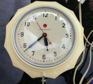 Vintage General Electric Ge Kitchen Wall Clock Model 2h02 Red Dot