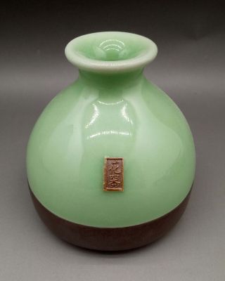 Chinese Porcelain Hand - Made Green Small Vase E242