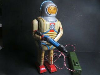 Tin Toy Walking Space Man W/ray Gun & Remote Control