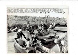 Vietnam War Press Photo - So.  Viet Soldiers,  Families In Sampans - U Minh Forest