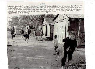 Vietnam War Press Photo - Woman,  Kids Flee From So.  Viet Soldiers - Da Nang