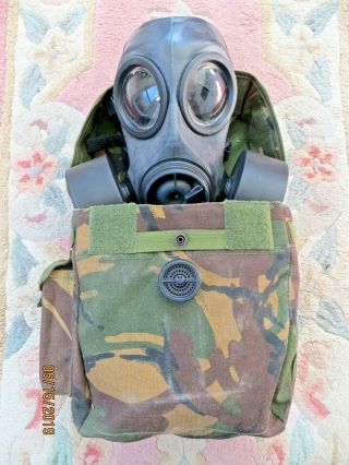 2005 British Army Fm12 Gas Mask Size 2,  Dual Filters,  Closure Plug & Haversack