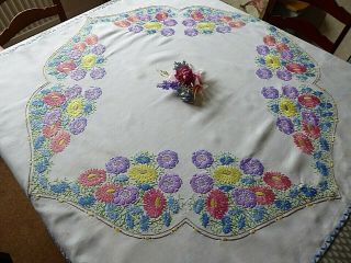 VINTAGE HAND EMBROIDERED TABLECLOTH - STUNNING FLOWER CIRCLE - SO 4
