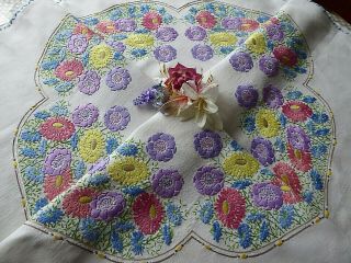 VINTAGE HAND EMBROIDERED TABLECLOTH - STUNNING FLOWER CIRCLE - SO 5