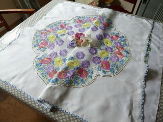 VINTAGE HAND EMBROIDERED TABLECLOTH - STUNNING FLOWER CIRCLE - SO 6