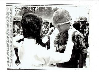 Vietnam War Press Photo - Schoolgirl With Viet Govt Soldier At Ceremony - Hue