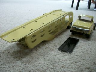 1959 tonka car carrier rare to find with ramp very good toy.  first year 8