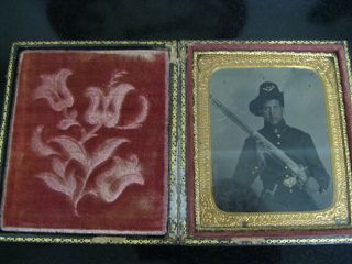 Cased Antique Civil War Era Tintype Photo Of Soldier With His Rifle & Bayonet
