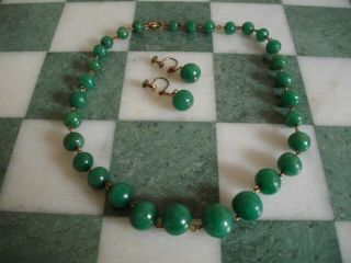 A vintage graduated jade bead necklace with matching earrings 2