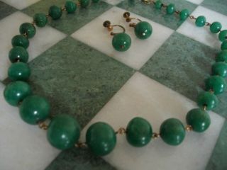 A vintage graduated jade bead necklace with matching earrings 3