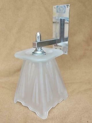 161 / 1930s Art Deco Crome Plated Wall Light With Frosted Glass Shade