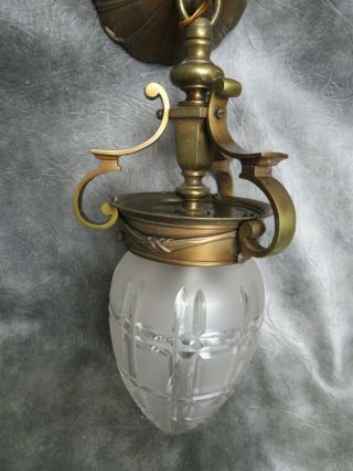 A ORNATE VINTAGE BRASS CEILING LIGHT WITH ROSE AND CUT GLASS SHADE 2