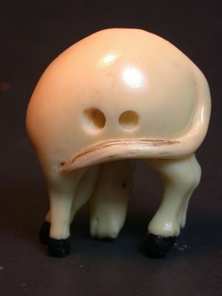 Japanese ivory color bone netsuke - Horse Grazing 3