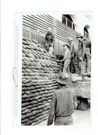 Vietnam War Press Photo - So.  Viet Soldiers Erect Sandbag Walls - Hue