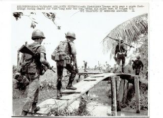 Vietnam War Press Photo - So.  Viet Troops Cross Crude Bridge - Hoc Mon