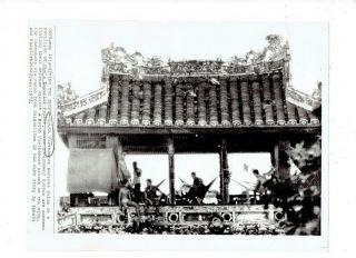 Vietnam War Press Photo - So.  Viet Marines In Imperial Palace Pavillion - Hue