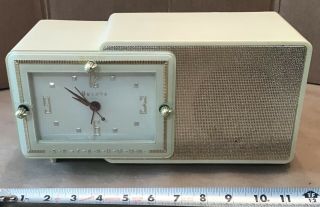 Vintage Mid Century Bulova Alarm Clock Am Radio