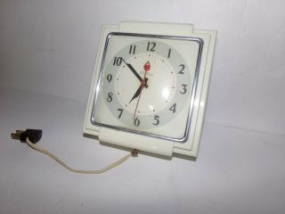 Vintage White Bakelite Telechron Kitchen Wall Clock 2h25 Red Indicator