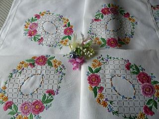 Vintage Embroidered Quality Tablecloth - Exquisite Trailing Flowers&flower Circles