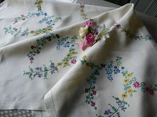 Vintage Embroidered Quality Tablecloth=exquisite Trailing Flowers& Flower Circle