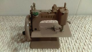Vintage 1950 ' s Singer Model 20 Child ' s Sewing Machine Tan/Brown 2