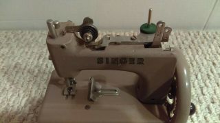 Vintage 1950 ' s Singer Model 20 Child ' s Sewing Machine Tan/Brown 3