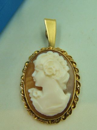 Very Pretty Hallmarked 9ct Gold Italian Naples Carved Cameo Pendant.  Attractive