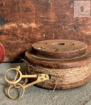 Primitive Short Wood Spool W/ Twine And Scissors 4.  25 " X 2 " Farmhouse