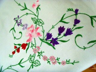 VINTAGE HAND EMBROIDERED LINEN TABLECLOTH GORGEOUS FLOWERS PINK ROSES & LACE 3