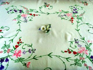 VINTAGE HAND EMBROIDERED LINEN TABLECLOTH GORGEOUS FLOWERS PINK ROSES & LACE 4