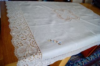 Vintage Cream Irish Linen Embroidered Tablecloth Lace Edging T65