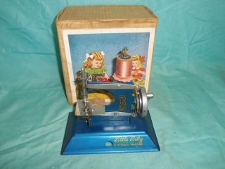 Vintage Little Betty Hand Crank Metal Sewing Machine Straco England Box 3