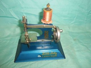 Vintage Little Betty Hand Crank Metal Sewing Machine Straco England Box 4