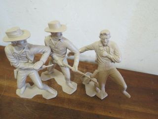 Louis Marx & Co Large American cow boys @ Indians Plastic Figurines (12) 7