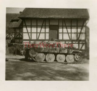 Wwii Photo - Us Gi View Of Captured German Jagdpanzer / Hetzer Tank Destroyer