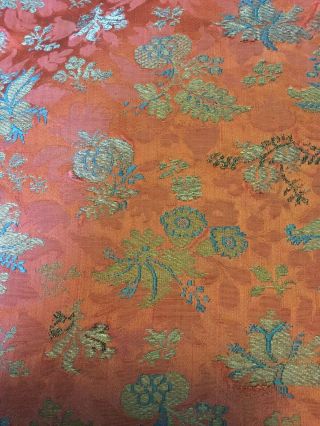 Rare Piece Of Early 18 Th Century Silk Brocade With Metallic Thread Weave. 2