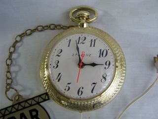 Vintage 1960s Spartus Pocket Watch Bar Open/Closed Clock Dial is Backwards 4